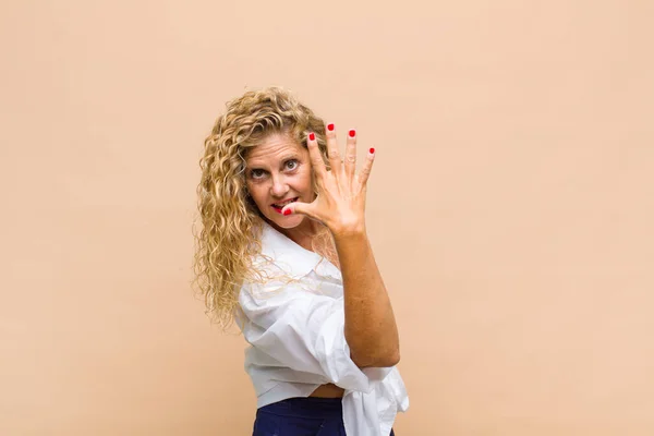 Mulher Meia Idade Sorrindo Olhando Amigável Mostrando Número Cinco Quinto — Fotografia de Stock