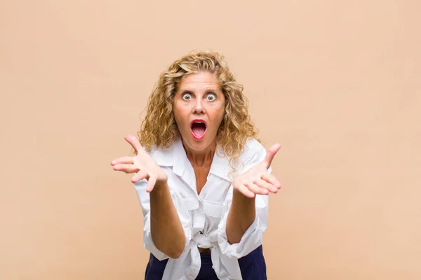 Middle Age Woman Feeling Happy Astonished Lucky Surprised Saying Omg — Stock Photo, Image