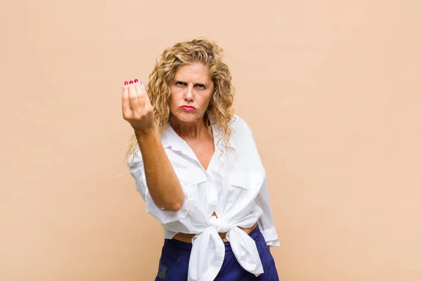 Mulher Meia Idade Fazendo Capice Gesto Dinheiro Dizendo Lhe Para — Fotografia de Stock