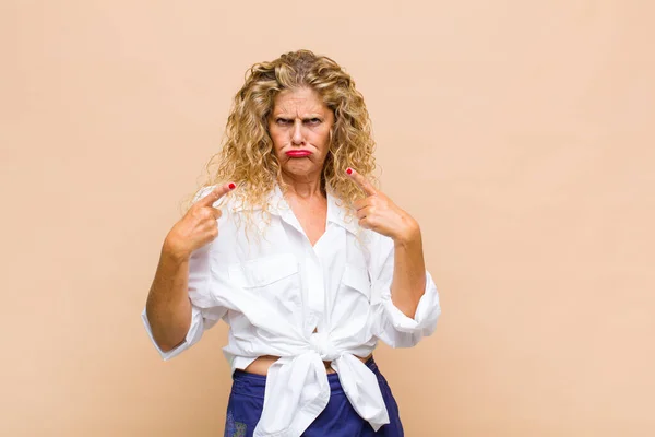 Donna Mezza Età Con Cattivo Atteggiamento Guardando Orgoglioso Aggressivo Puntando — Foto Stock