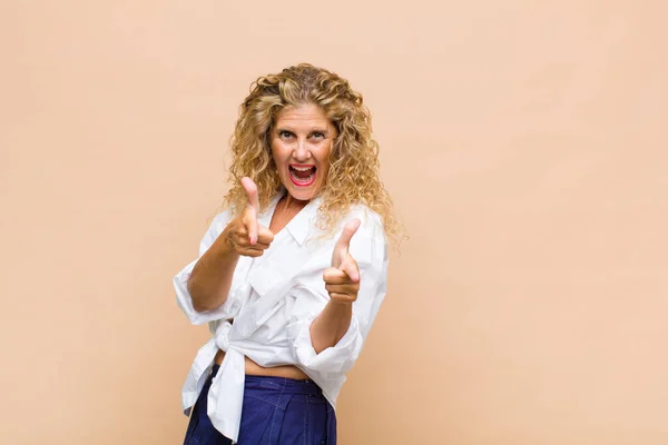 Mulher Meia Idade Sorrindo Com Uma Atitude Positiva Bem Sucedida — Fotografia de Stock