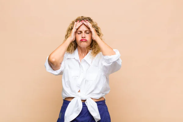 Medelålders Kvinna Känner Sig Stressad Och Orolig Deprimerad Och Frustrerad — Stockfoto