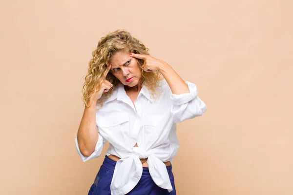 Mulher Meia Idade Olhando Concentrado Pensando Duro Uma Ideia Imaginando — Fotografia de Stock