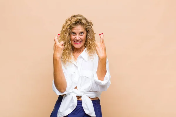 Mulher Meia Idade Sorrindo Ansiosamente Cruzando Dois Dedos Sentindo Preocupado — Fotografia de Stock