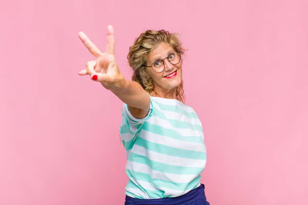 Mulher Meia Idade Sorrindo Olhando Feliz Despreocupado Positivo Gesticulando Vitória — Fotografia de Stock