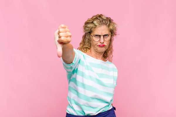 Mulher Meia Idade Sentindo Cruz Irritado Irritado Desapontado Descontente Mostrando — Fotografia de Stock