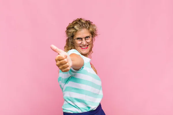 Vrouw Van Middelbare Leeftijd Die Zich Trots Zorgeloos Zelfverzekerd Gelukkig — Stockfoto