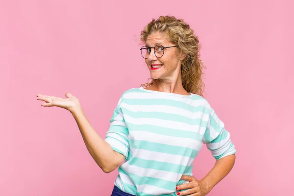 Vrouw Van Middelbare Leeftijd Glimlachend Zelfverzekerd Succesvol Gelukkig Met Concept — Stockfoto