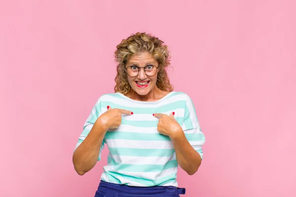 Mulher Meia Idade Sentindo Feliz Surpreso Orgulhoso Apontando Para Mesmo — Fotografia de Stock