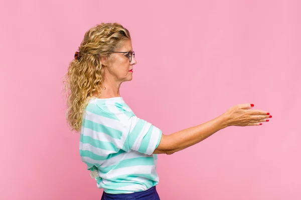 Donna Mezza Età Sorridente Saluta Offre Una Stretta Mano Concludere — Foto Stock