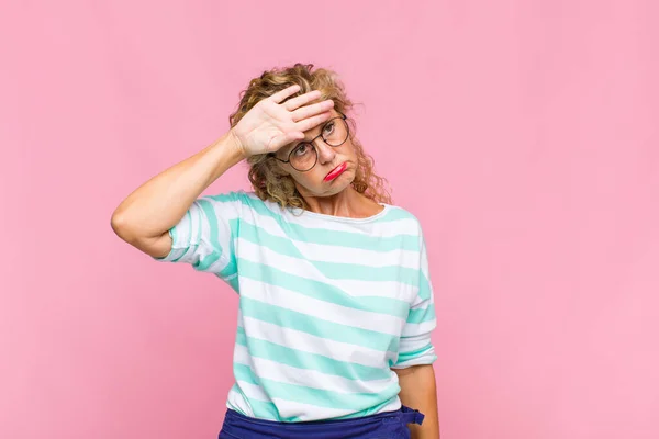 Mujer Mediana Edad Que Estresada Cansada Frustrada Secando Sudor Frente —  Fotos de Stock