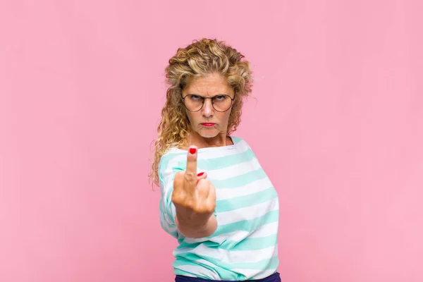 Mulher Meia Idade Sentindo Com Raiva Irritado Rebelde Agressivo Lançando — Fotografia de Stock