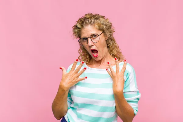 Vrouw Van Middelbare Leeftijd Lacht Ziet Vriendelijk Uit Toont Nummer — Stockfoto