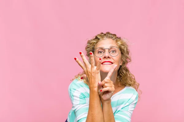 Mulher Meia Idade Sorrindo Olhando Amigável Mostrando Número Seis Sexto — Fotografia de Stock