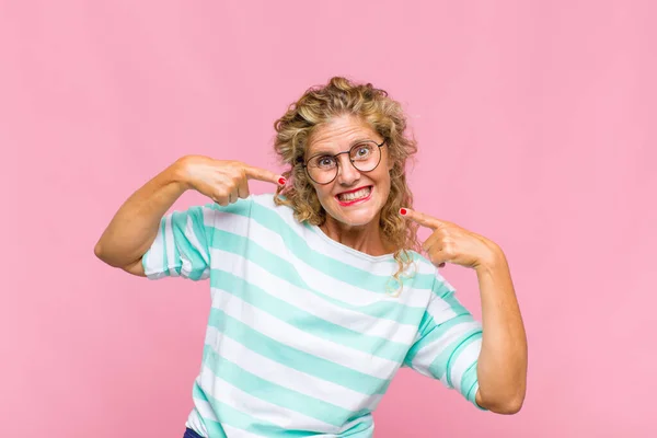 Mujer Mediana Edad Sonriendo Con Confianza Apuntando Propia Sonrisa Amplia — Foto de Stock