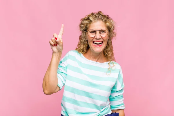 Mulher Meia Idade Sorrindo Alegre Feliz Apontando Para Cima Com — Fotografia de Stock