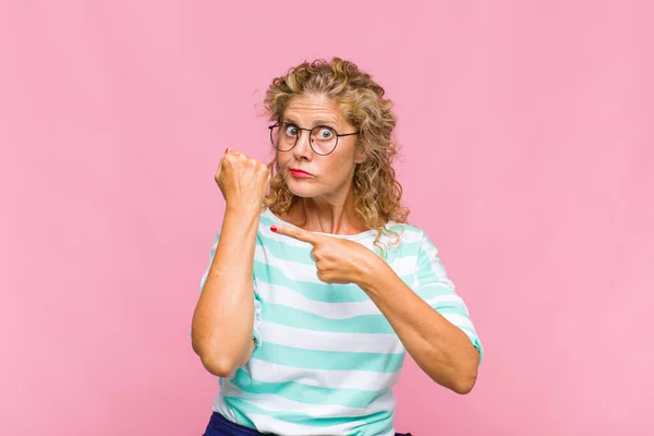Μεσήλικη Γυναίκα Που Δείχνει Ανυπόμονη Και Θυμωμένη Δείχνει Ρολόι Ζητάει — Φωτογραφία Αρχείου