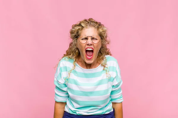 中年の女性は積極的に叫び怒り不満怒り不満不満怒りっぽい叫び — ストック写真