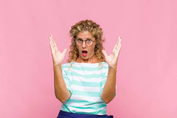 Middelbare Leeftijd Vrouw Kijken Geschokt Verbaasd Met Kaak Daalde Verrassing — Stockfoto