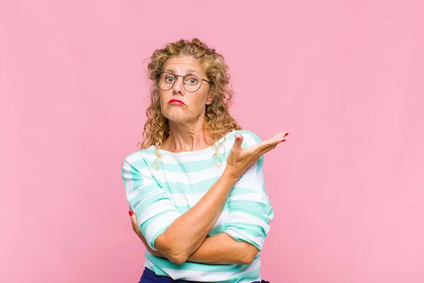 Middelbare Leeftijd Vrouw Voelt Zich Verward Onwetend Zich Afvragend Een — Stockfoto