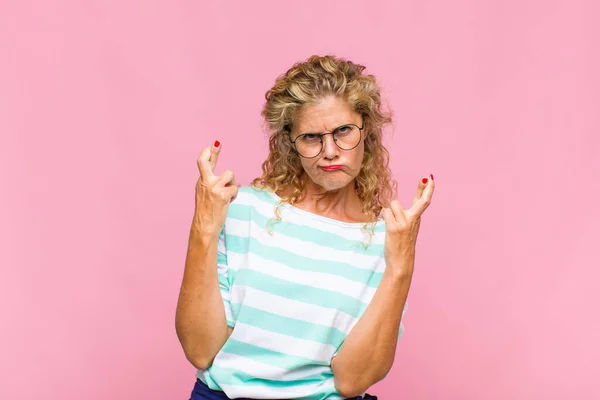 Middelbare Leeftijd Vrouw Kruisen Vingers Angstig Hopen Geluk Met Een — Stockfoto