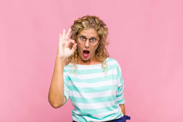 Mulher Meia Idade Sentindo Bem Sucedida Satisfeita Sorrindo Com Boca — Fotografia de Stock