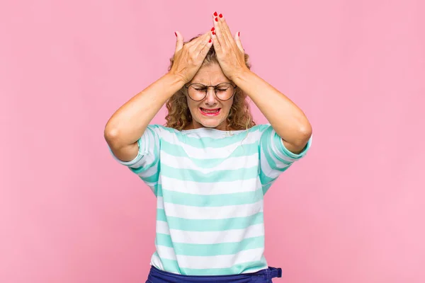 Žena Středního Věku Pocit Stresu Úzkosti Depresivní Frustrovaný Bolestí Hlavy — Stock fotografie