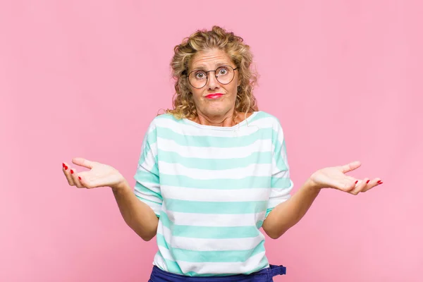 Mujer Mediana Edad Sintiéndose Despistado Confundido Está Seguro Qué Opción —  Fotos de Stock