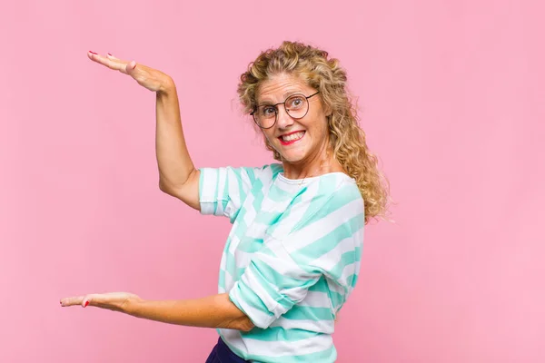 Medelålders Kvinna Som Håller Ett Föremål Med Båda Händerna Sidan — Stockfoto