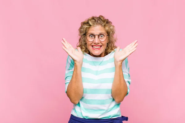 Mujer Mediana Edad Que Feliz Emocionada Sorprendida Con Una Sorpresa — Foto de Stock