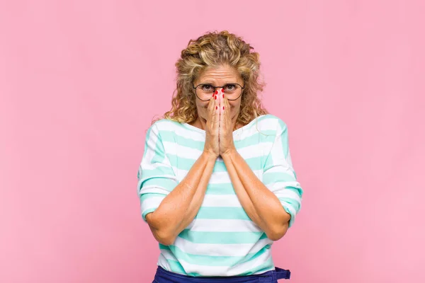 Mulher Meia Idade Feliz Animado Surpreendido Surpreendido Cobrindo Boca Com — Fotografia de Stock