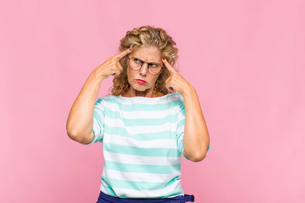 Vrouw Van Middelbare Leeftijd Die Geconcentreerd Uitziet Goed Nadenkt Een — Stockfoto