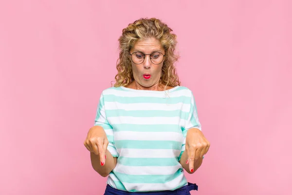 Μεσήλικας Γυναίκα Ανοιχτό Στόμα Δείχνει Προς Κάτω Και Δύο Χέρια — Φωτογραφία Αρχείου