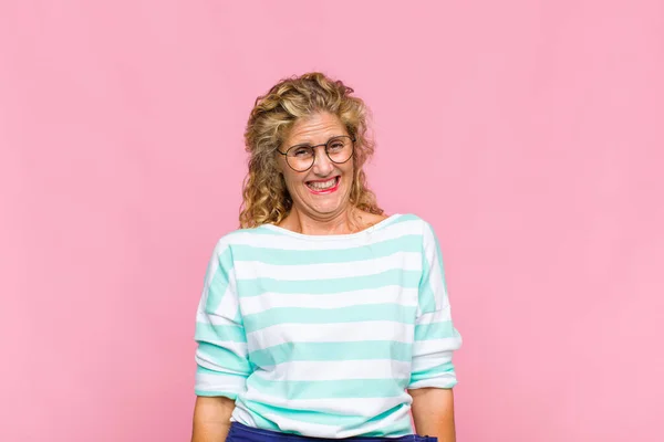 Mujer Mediana Edad Que Feliz Gratamente Sorprendida Emocionada Con Una — Foto de Stock