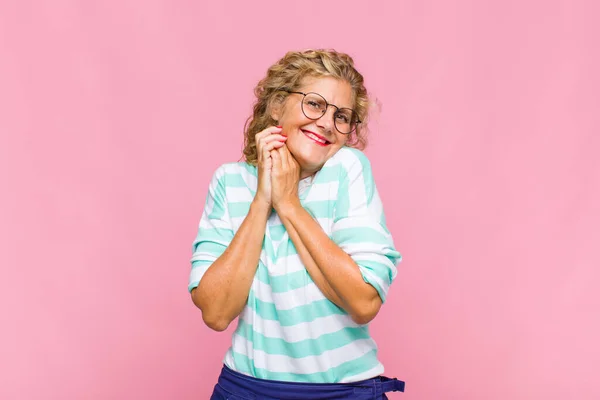 Mujer Mediana Edad Sintiéndose Amor Buscando Lindo Adorable Feliz Sonriendo —  Fotos de Stock