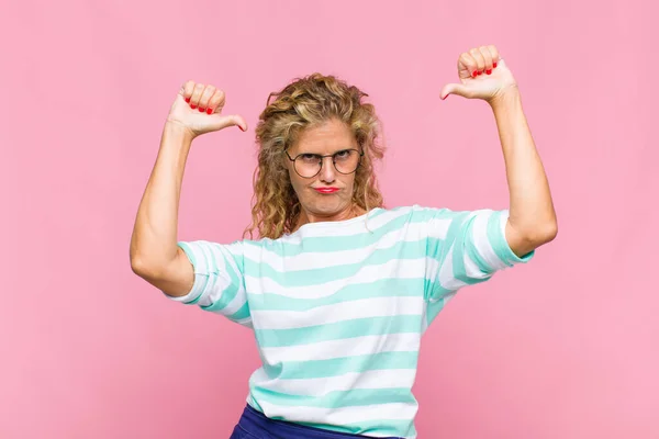 Vrouw Van Middelbare Leeftijd Die Zich Trots Arrogant Zelfverzekerd Voelt — Stockfoto