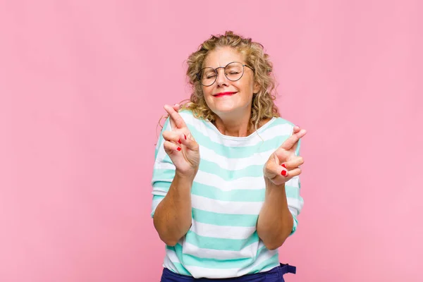Mujer Mediana Edad Sintiéndose Nerviosa Esperanzada Cruzando Los Dedos Rezando — Foto de Stock
