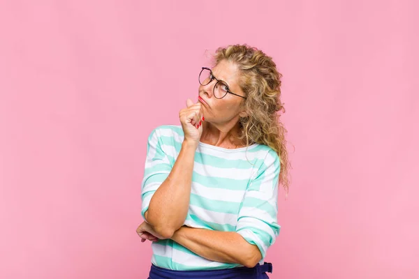 Mujer Mediana Edad Pensando Sintiéndose Dudosa Confundida Con Diferentes Opciones — Foto de Stock