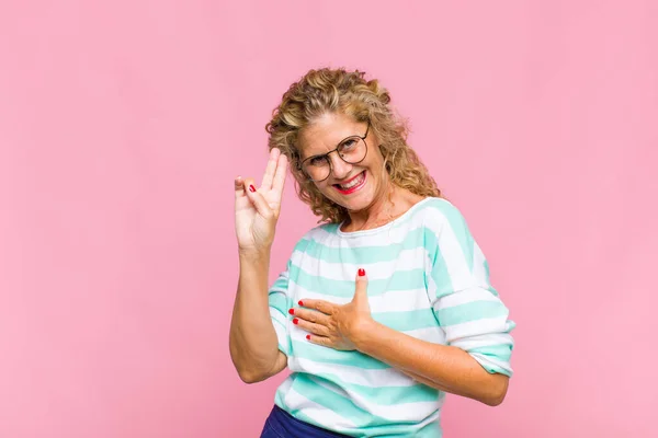 Frau Mittleren Alters Sieht Glücklich Selbstbewusst Und Vertrauenswürdig Aus Lächelt — Stockfoto