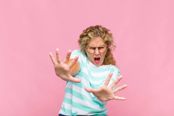 Middle Age Woman Feeling Terrified Backing Screaming Horror Panic Reacting — Stock Photo, Image