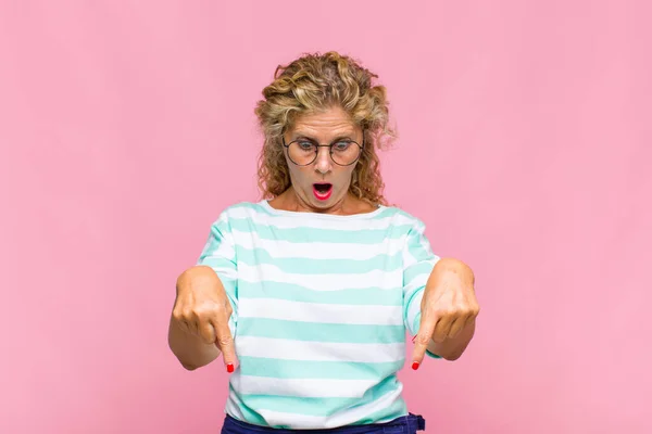 Middle Age Woman Feeling Shocked Open Mouthed Amazed Looking Pointing — Stock Photo, Image