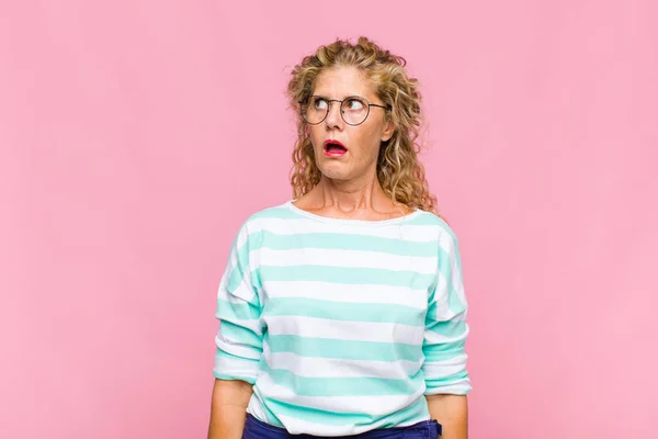 Medelålders Kvinna Känner Sig Chockad Glad Förvånad Och Förvånad Tittar — Stockfoto