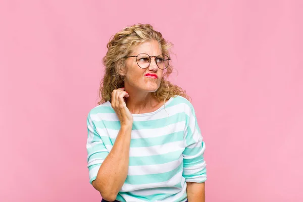 Donna Mezza Età Sensazione Stress Frustrazione Stanchezza Strofinando Collo Doloroso — Foto Stock