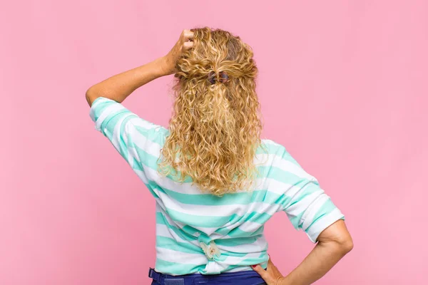 Mujer Mediana Edad Sintiéndose Despistada Confundida Pensando Una Solución Con — Foto de Stock