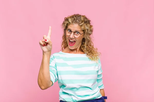 Vrouw Van Middelbare Leeftijd Voelt Zich Als Een Gelukkig Opgewonden — Stockfoto