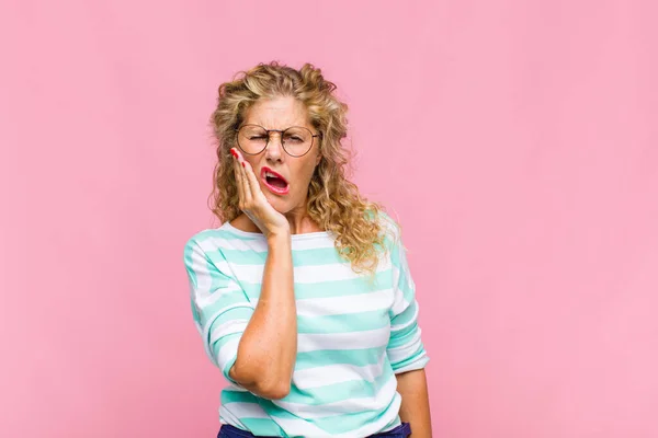 Vrouw Van Middelbare Leeftijd Met Wang Pijnlijke Kiespijn Ziek Ellendig — Stockfoto