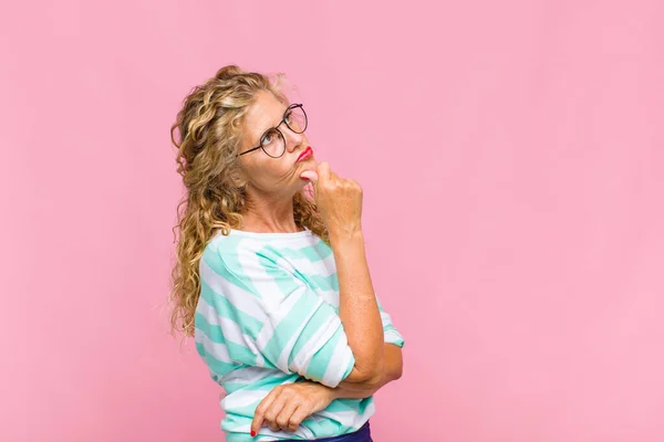 Mujer Mediana Edad Sintiéndose Reflexiva Preguntándose Imaginando Ideas Soñando Despierto —  Fotos de Stock