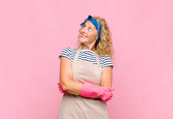 Mulher Meia Idade Sentindo Feliz Orgulhoso Esperançoso Perguntando Pensando Olhando — Fotografia de Stock