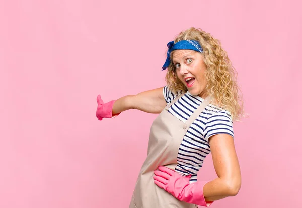 Medelålders Kvinna Känner Sig Glad Och Glad Ler Och Välkomnar — Stockfoto