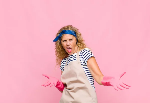 Medelålders Kvinna Ser Glad Arrogant Stolt Och Självbelåten Känner Sig — Stockfoto